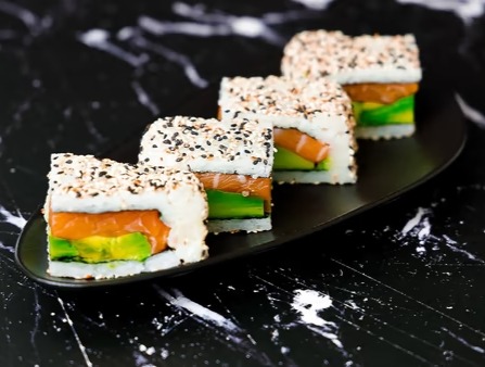 סנדוויץ' מטוגן עם דג סלמון ואבוקדו
