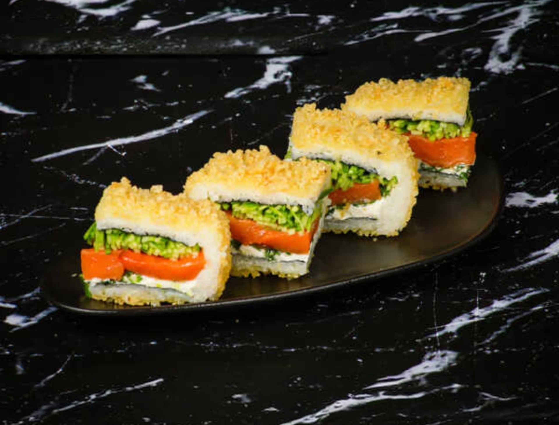 סנדוויץ' מטוגן עם דג סלמון מעושן, מלפפון וגבינת פילדלפיה