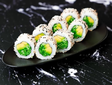 רול I/O עם אבוקדו ומלפפון בציפוי שומשום